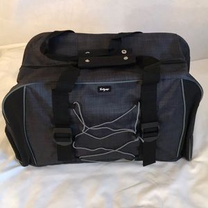 NIP.  Thirty One Deluxe Duffel  #4255